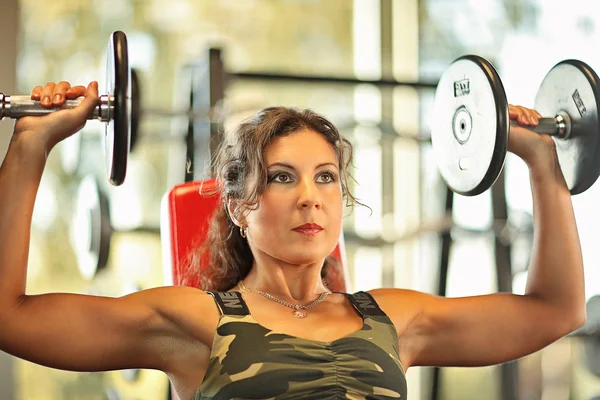 아름 다운 운동 여자 쉐이크 그녀의 복 부 근육. 휘트니스 여자 체육관 — 스톡 사진