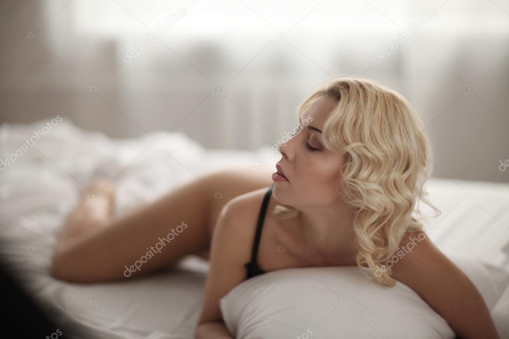 Важная блондинка дрочит себе расщелину в спальне