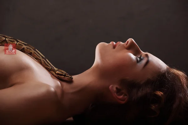 Σέξι κορίτσι μελαχρινή, με πορτοκαλιά python γύρω από το λαιμό — Φωτογραφία Αρχείου