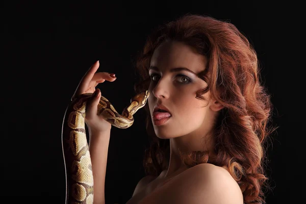 Menina morena sexy com python laranja em torno de seu pescoço — Fotografia de Stock