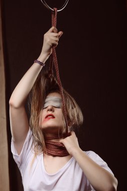 siyah üzerine izole iple bağlı şirin ince kız