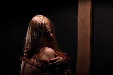 siyah üzerine izole iple bağlı şirin ince kız