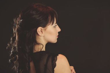 bir gelinlik Grey poz güzel genç kadın