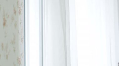 bir gelinlik Grey poz güzel genç kadın