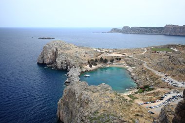Görünüm Akdeniz üzerinden antik Lindos kalıntıları, Rhodes, Yunanistan.