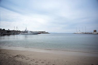 Lindos Bay, Rhodes masmavi sularına yatlar
