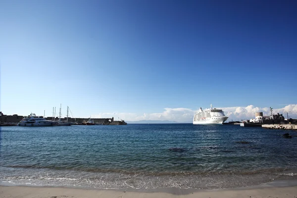 Yachter på azurblå vattnet i Lindos Bay, Rhodos — Stockfoto