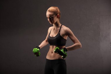 Atletik genç kadının ağırlıkları ile bir fitness egzersiz yapması. Fitness kız