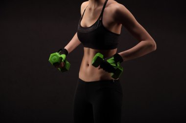 Atletik genç kadının ağırlıkları ile bir fitness egzersiz yapması. Fitness kız