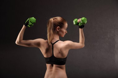 Atletik genç kadının ağırlıkları ile bir fitness egzersiz yapması. Fitness kız