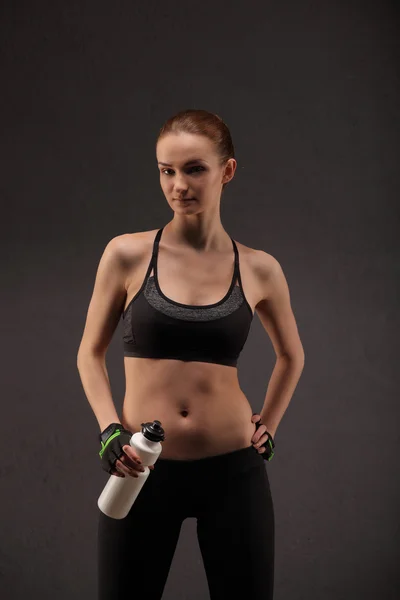 Gezonde jonge sexy vrouw met perfecte fitness lichaam en bilspieren — Stockfoto