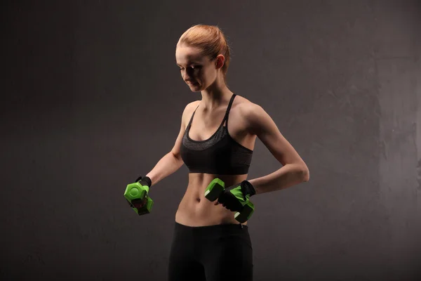 Атлетичная молодая женщина занимается фитнесом с гирями. Девочка — стоковое фото