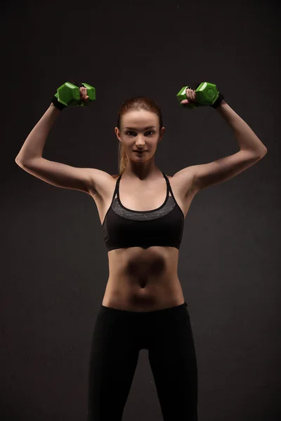 Atletische jonge vrouw een fitness training met gewichten. Fitness meisje — Stockfoto