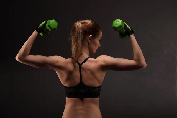 Athletische junge Frau beim Fitnesstraining mit Gewichten. Fitness-Mädchen — Stockfoto