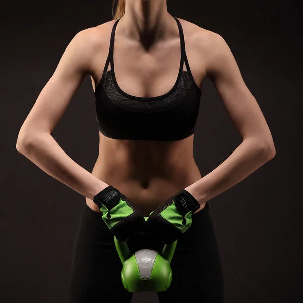 Atletik genç kadının ağırlıkları ile bir fitness egzersiz yapması. Fitness kız — Stok fotoğraf