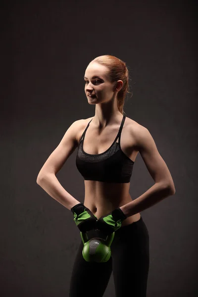 Athletic młoda kobieta robi fitness trening z ciężarami. Dziewczynka fitness — Zdjęcie stockowe