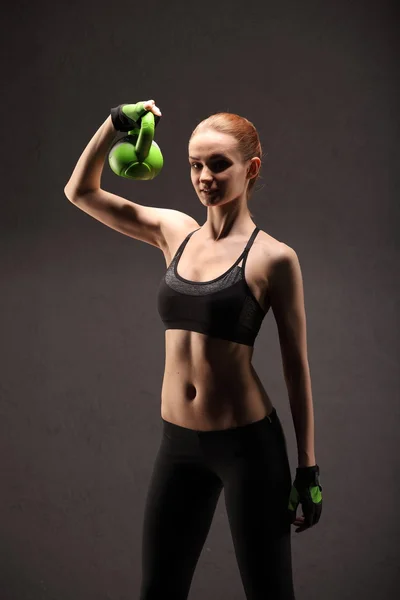 Αθλητικά νέα γυναίκα που κάνει ένα γυμναστήριο προπόνηση με βάρη. Γυμναστήριο κορίτσι — Φωτογραφία Αρχείου