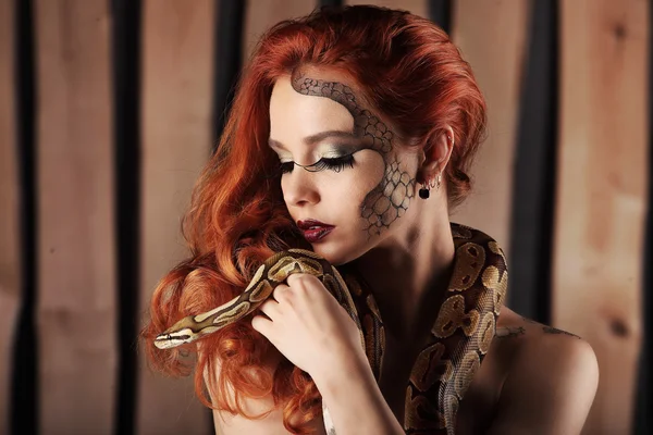 Naken porträtt av härlig ung kvinna med orange python — Stockfoto