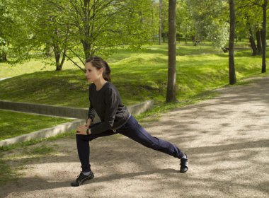 Runner eylem. Parkta güzel yaz günü çalışan kadın koşu. Spor, fitness, eğitim