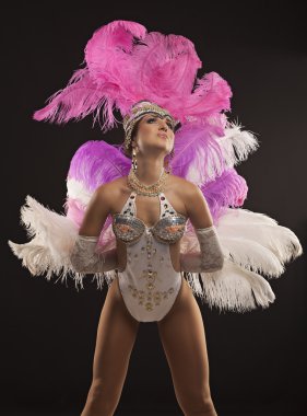 pembe kuş tüyü ile beyaz elbiseli burlesque dansçı