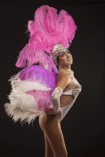 ピンクの羽毛を持つ白いドレスでバーレスク ダンサー — ストック写真