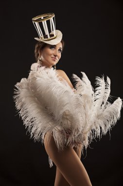 kuş tüyü ile beyaz elbiseli burlesque dansçı