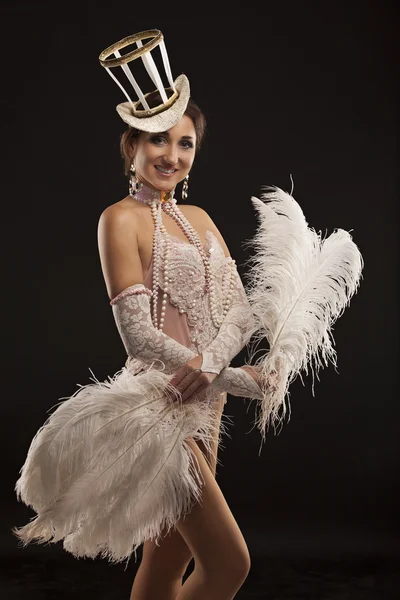 バーレスク ダンサーの羽毛を持つ白いドレスで — ストック写真