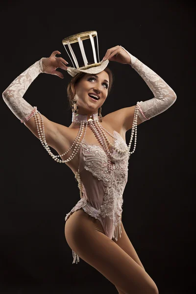 Bailarina burlesca en vestido blanco con sombrero —  Fotos de Stock