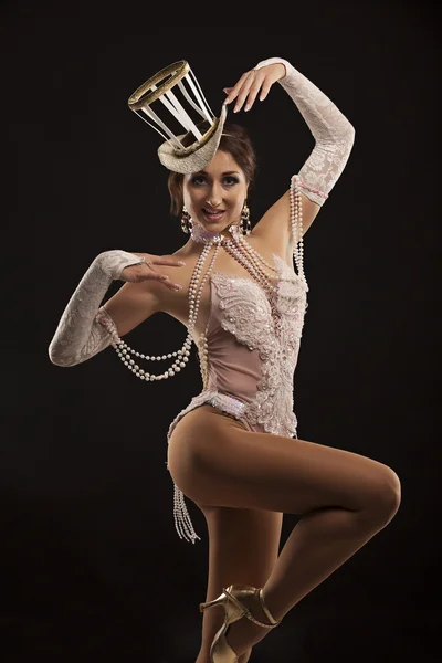Бурлеска танцівниця в білій сукні з капелюхом — стокове фото