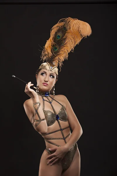 Burlesque-Tänzerin im weißen Kleid mit goldenem Gefieder — Stockfoto