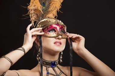 altın kuş tüyü ile beyaz elbiseli burlesque dansçı