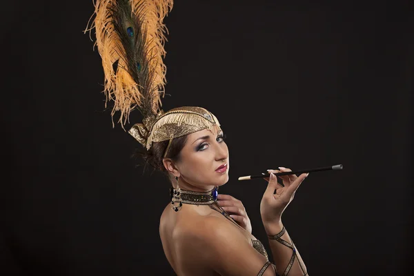 Burlesque dancer in white dress with golden plumage — Stock Photo, Image