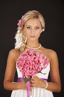 Düğün, mutlu bir genç adam ve kadın kutluyor