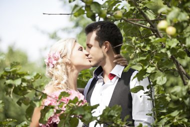 Düğün, mutlu bir genç adam ve kadın kutluyor