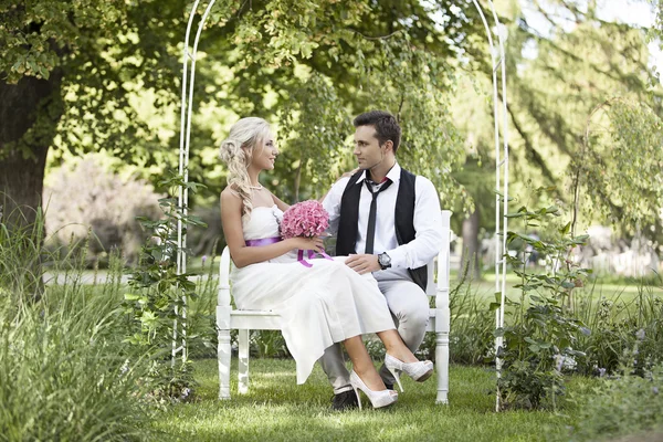 Mariage, heureux jeune homme et femme célébrant — Photo