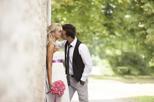 Casamento, jovem feliz e mulher comemorando — Fotografia de Stock