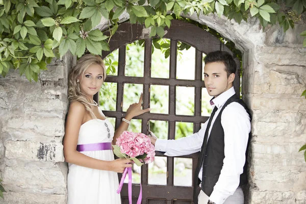 Casamento, jovem feliz e mulher comemorando — Fotografia de Stock