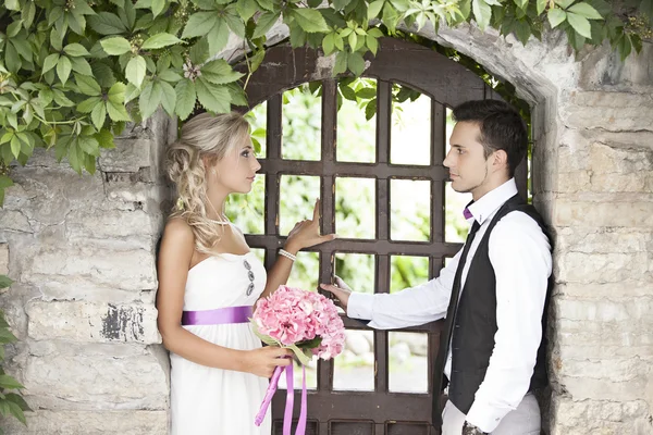 Casamento, jovem feliz e mulher comemorando — Fotografia de Stock