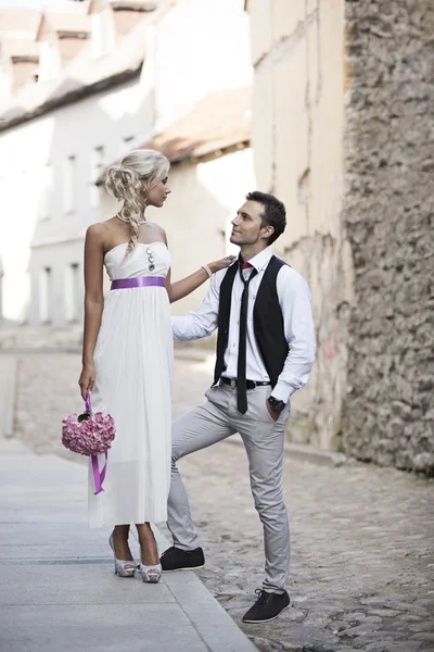 Bryllup, lykkelig ung mand og kvinde fejrer - Stock-foto