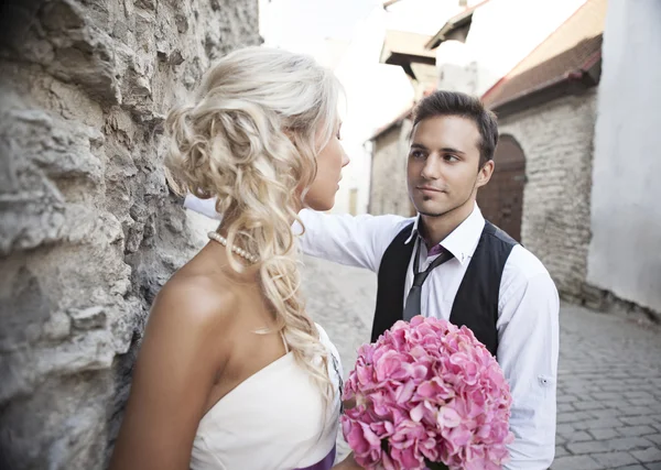 Svatba, šťastný mladý muž a žena slaví — Stock fotografie
