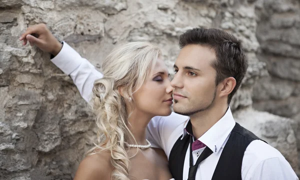 Свадьба, счастливые молодой человек и женщина празднуют — стоковое фото