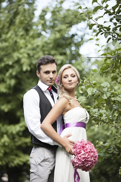 Huwelijk, gelukkig jonge man en vrouw vieren — Stockfoto