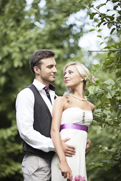 Huwelijk, gelukkig jonge man en vrouw vieren — Stockfoto