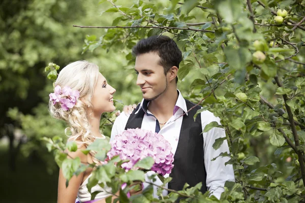 Düğün, mutlu bir genç adam ve kadın kutluyor — Stok fotoğraf