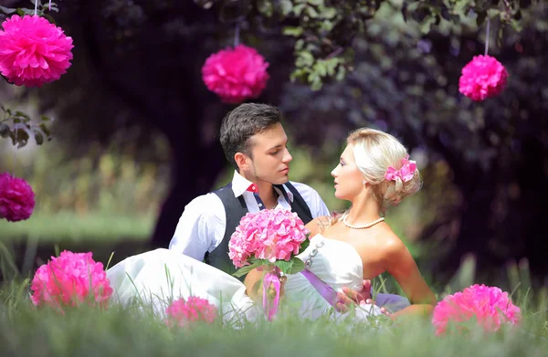 Casamento, jovem feliz e mulher comemorando — Fotografia de Stock