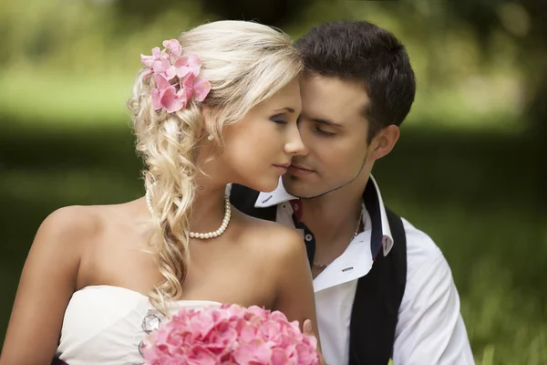 Esküvő, a boldog fiatal férfi és a nő ünnepli — Stock Fotó
