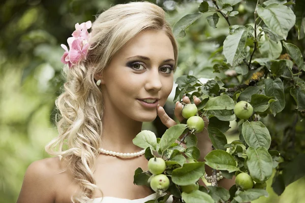 Hochzeit, glücklicher junger Mann und Frau feiert — Stockfoto