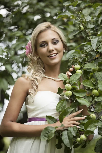 Hochzeit, glücklicher junger Mann und Frau feiert — Stockfoto