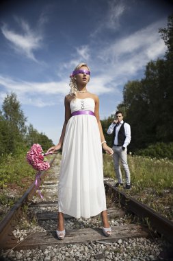 Düğün, mutlu bir genç adam ve kadın kutluyor