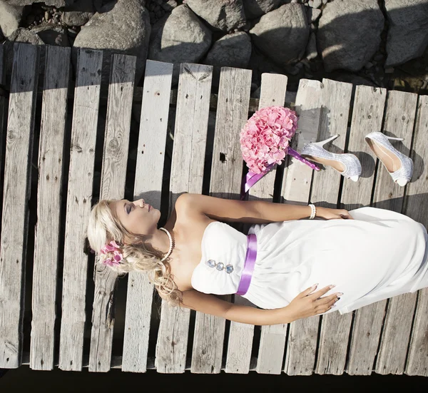 Huwelijk, gelukkig jonge man en vrouw vieren — Stockfoto